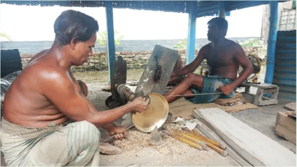 ৩০০ বছরের ঐতিহ্য হারাচ্ছে ইসলামপুরের কাঁসাশিল্প