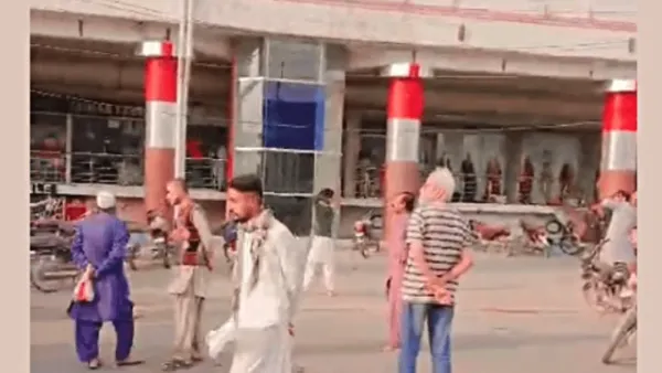 পাকিস্তানে বহুতল শপিংমলে আগুন, নিহত ১১