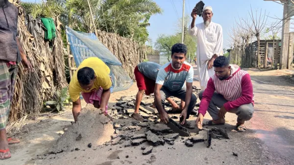 সড়ক কারপেটিংয়ের পাঁচ দিন পর পিচ-পাথর তুলে ফেলল স্থানীয়রা