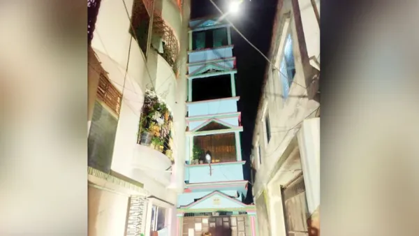 মাটি সরতেই চট্টগ্রামে হেলে পড়ল চারতলা ভবন