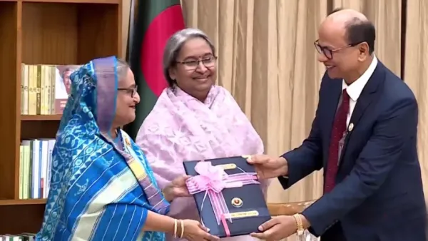 প্রধানমন্ত্রীর কাছে এইচএসসি’র ফলাফল হস্তান্তর