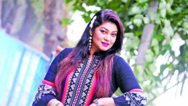 মা হলেন লাক্স সুন্দরী আলভী