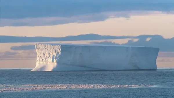 সমুদ্রে ভাসছে নিউইয়র্কের তিনগুণ বড় বরফখণ্ড