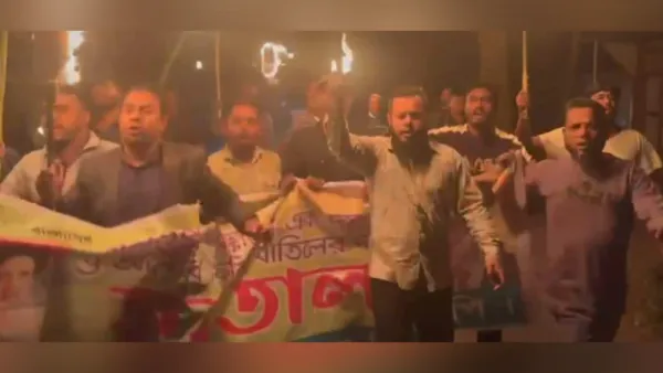 মুন্সিগঞ্জের লৌহজং-টঙ্গীবাড়ী সড়কে মশাল মিছিল