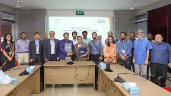 ইউআইইউর জার্নালিজম বিভাগ ও সাকমিডের মধ্যে সমঝোতা স্মারক সই
