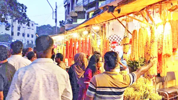 রাজধানীতে ফুল কেনার হিড়িক