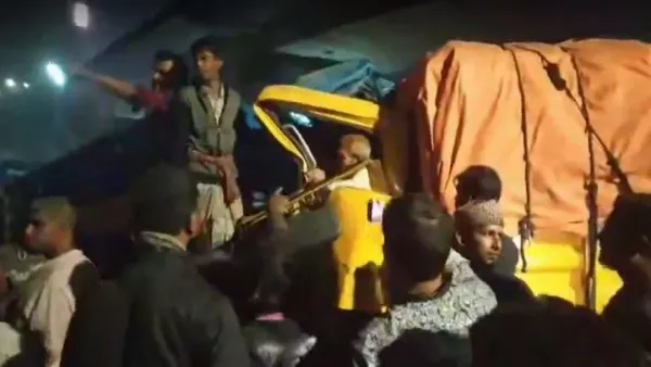 মধ্যরাতে মহাখালীতে দাঁড়িয়ে থাকা তিন যানবাহনে ধাক্কা দিল মালবাহী ট্রাক