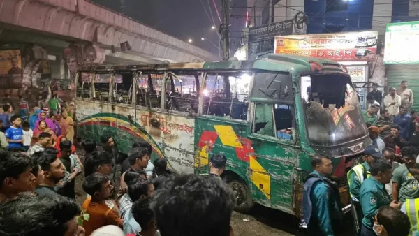 রাজধানীর সায়দাবাদে বাসে আগুন