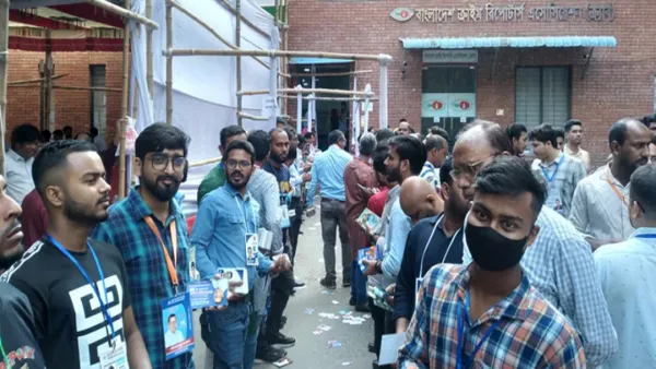 উৎসবমুখর পরিবেশে ঢাকা রিপোর্টার্স ইউনিটির ভোট চলছে