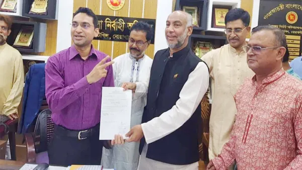 নৌকার মনোনয়ন জমার সময় ‘ভি-চিহ্ন’ দেখিয়ে বিতর্কে ইউএনও