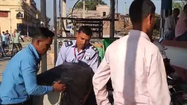 টাকা গোনার যন্ত্র নিয়ে নেতার বাড়িতে গোয়েন্দারা