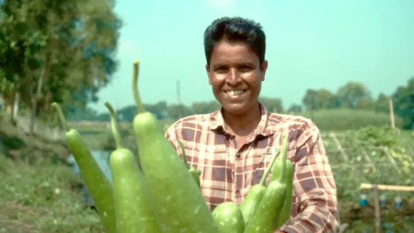 পরিত্যক্ত প্লাস্টিকের বোতল ব্যবহার করে ফসল ফলাচ্ছেন কৃষকরা