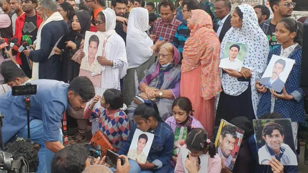 পুলিশি বাধায় শাহবাগ ছেড়ে প্রেসক্লাবে ‘মায়ের ডাক’র সমাবেশ