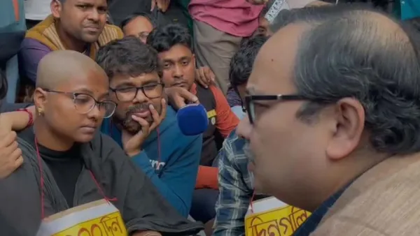 চাকরিপ্রার্থীদের অনশনে নেতার দিকে জুতা নিক্ষেপ