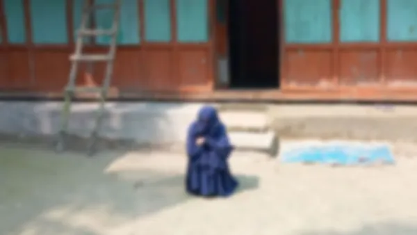 বিয়ের দাবিতে শিক্ষকের বাড়িতে অনশনে কলেজছাত্রী