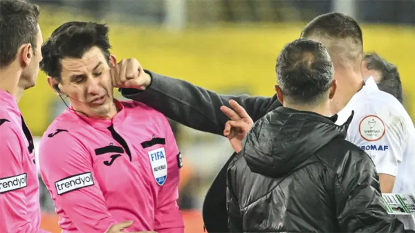 রেফারিকে ক্লাব সভাপতির ঘুষি, এরদোয়ানের নিন্দা