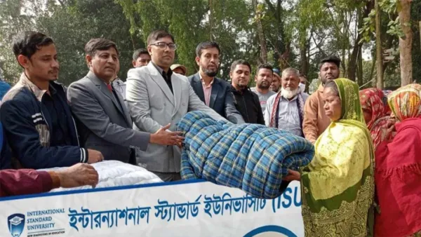 বরুড়ায় ইন্টারন্যাশনাল স্ট্যান্ডার্ড ইউনিভার্সিটির উদ্যোগে শীতবস্ত্র বিতরণ