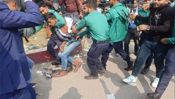 নির্বাচন কমিশনের সামনে ২ প্রার্থীর সমর্থকদের মধ্যে হাতাহাতি