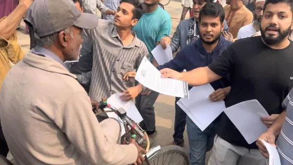 ভোট বর্জন ও অসহযোগ আন্দোলনের পক্ষে ইশরাকের লিফলেট বিতরণ