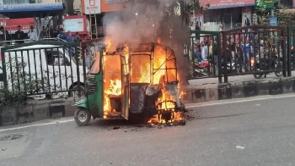 যমুনা ফিউচার পার্কের সামনে সিএনজি অটোরিকশায় আগুন