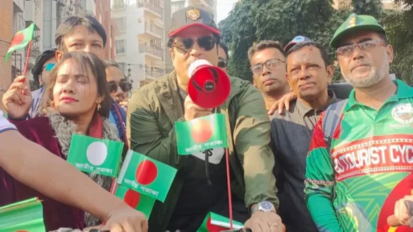 সাইকেল চালিয়ে ভোট চাইলেন ফেরদৌস