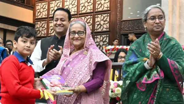 শিক্ষার্থীদের হাতে নতুন বই, আনুষ্ঠানিক উদ্বোধন করলেন প্রধানমন্ত্রী