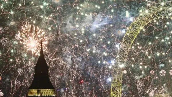 বর্ণিল আয়োজনে ২০২৪ কে বরণ করল বিশ্ব