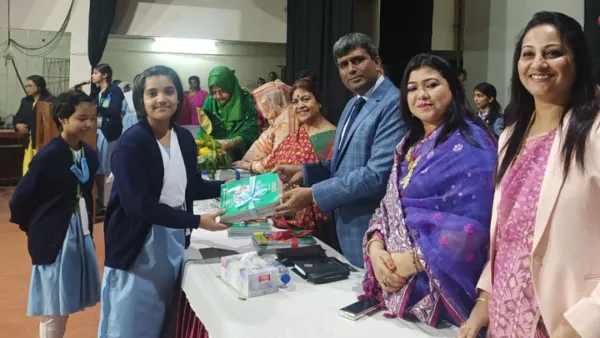 ভিকারুননিসার ছাত্রীদের হাতে বই তুলে দিলেন ঢাকার জেলা প্রশাসক