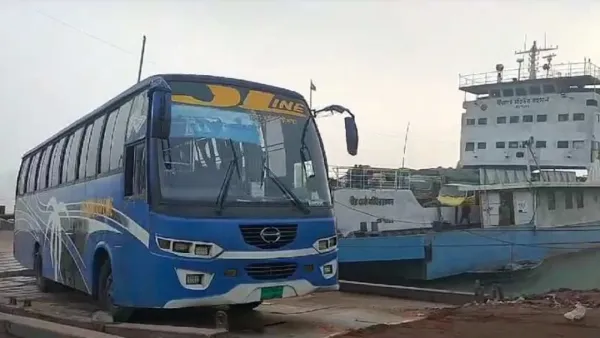 সাড়ে ৮ ঘণ্টা পর দৌলতদিয়া-পাটুরিয়ায় ফেরি চলাচল শুরু