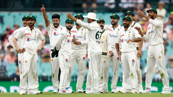 সিডনিতে আলো স্বল্পতা, বৃষ্টি ও পাকিস্তানের ক্যাচ ছাড়ার দিন