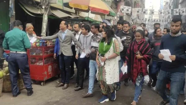 নির্বাচন বর্জনের আহ্বানে ছাত্রদলের লিফলেট বিতরণ