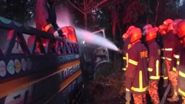 চট্টগ্রামে ড্রামভর্তি ট্রাকে আগুন দিল দুর্বৃত্তরা