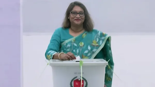 মায়ের সঙ্গে একই কেন্দ্রে ভোট দিলেন পুতুল