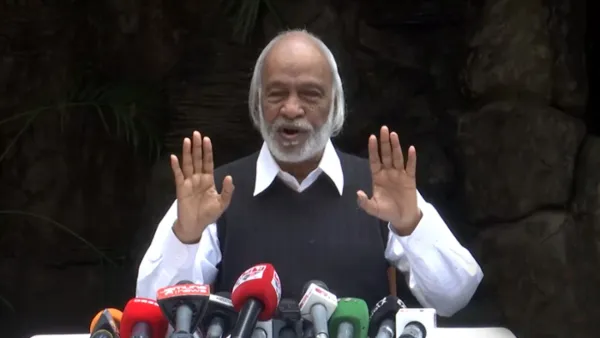 ভোটকেন্দ্রের সামনে কুকুর রোদ পোহাচ্ছে: মঈন খান