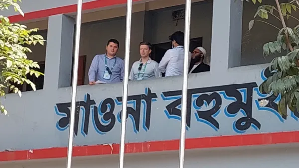 গাজীপুরে ভোটকেন্দ্র পরিদর্শনে মার্কিন প্রতিনিধিদল