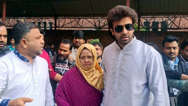 মাকে নিয়ে ভোট দিলেন শাকিব খান