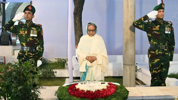 বনানী কবরস্থানে স্বজনদের প্রতি শেখ হাসিনার শ্রদ্ধা