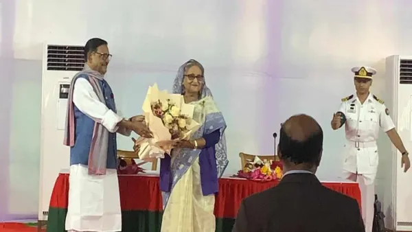 সর্বসাধারণের সঙ্গে শেখ হাসিনার শুভেচ্ছা বিনিময়