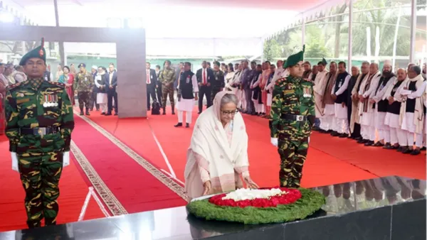 স্বদেশ প্রত্যাবর্তন দিবসে বঙ্গবন্ধুর প্রতিকৃতিতে প্রধানমন্ত্রীর শ্রদ্ধা