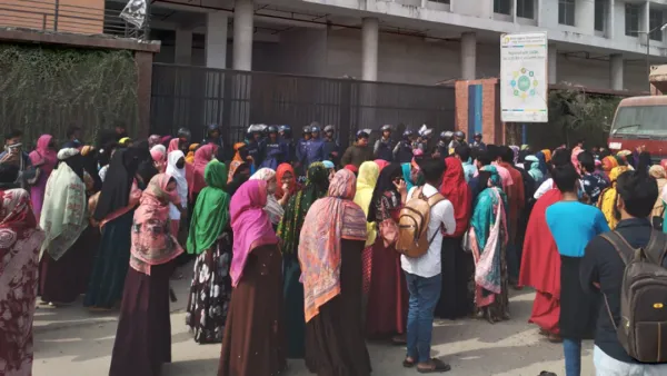 নতুন মজুরি কাঠামোতে বেতনের দাবিতে শ্রমিকদের বিক্ষোভ