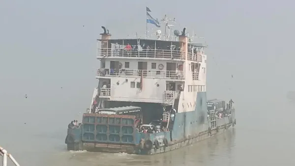 সাড়ে ৬ ঘণ্টা পর দৌলতদিয়া-পাটুরিয়ায় ফেরি চালু