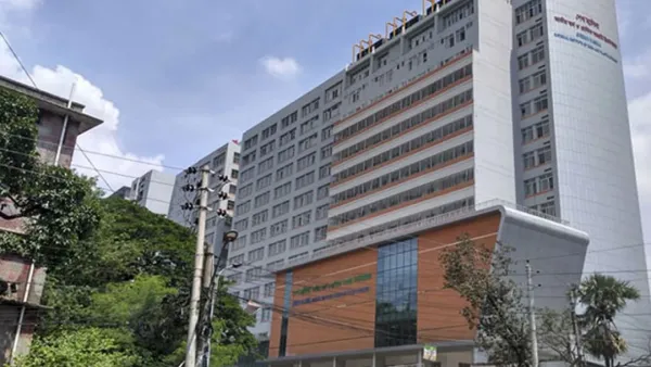 মোল্লাবাড়ি বস্তির আগুনে দগ্ধ নারীকে বার্ন ইউনিটে ভর্তি