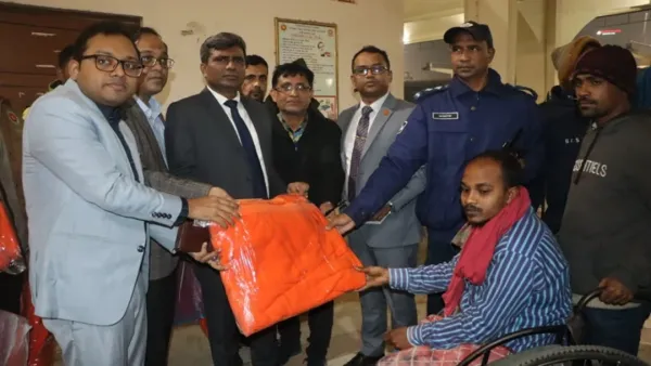 শীতার্তদের মধ্যে ঢাকা জেলা প্রশাসনের কম্বল বিতরণ