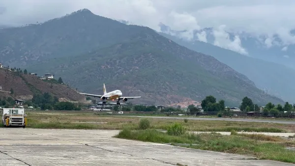 ঢাকার ফ্লাইট নামল ভুটানে