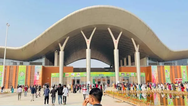 ছুটির দিনেও জমেনি বাণিজ্যমেলা