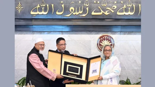 প্রধানমন্ত্রীর হাতে কাবা শরিফের গিলাফ তুলে দিলেন ধর্মমন্ত্রী