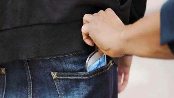 মোবাইল ফোন চুরি করে প্রেমিকাকে উপহার, অতঃপর...