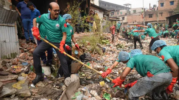 খালে নেমে ময়লা পরিষ্কার করলেন মেয়র আতিকুল