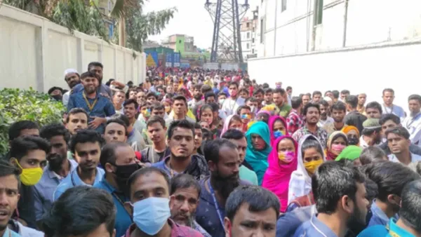 বকেয়া বেতনের দাবিতে শ্রমিকদের বিক্ষোভ