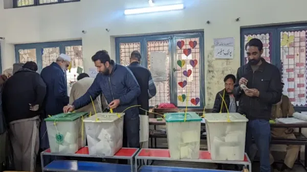 পাকিস্তানে নির্বাচন: তিন দলের হাড্ডাহাড্ডি লড়াই